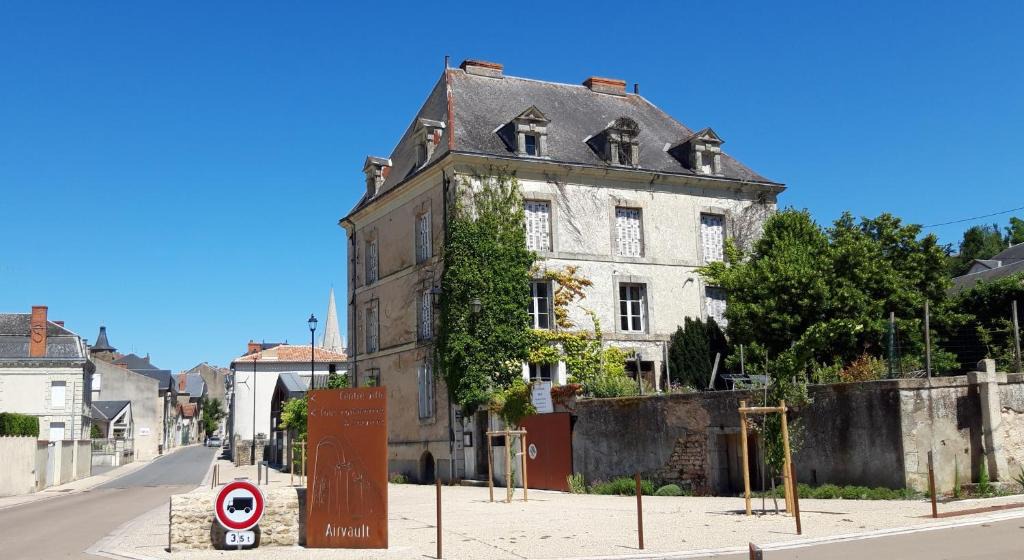 Airvault Bed & Breakfast | Le Voltaire