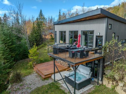 Ste-Lucie-des-Laurentides Ski Chalet | Le Willow Spacious Home, Hot tub & Billiards