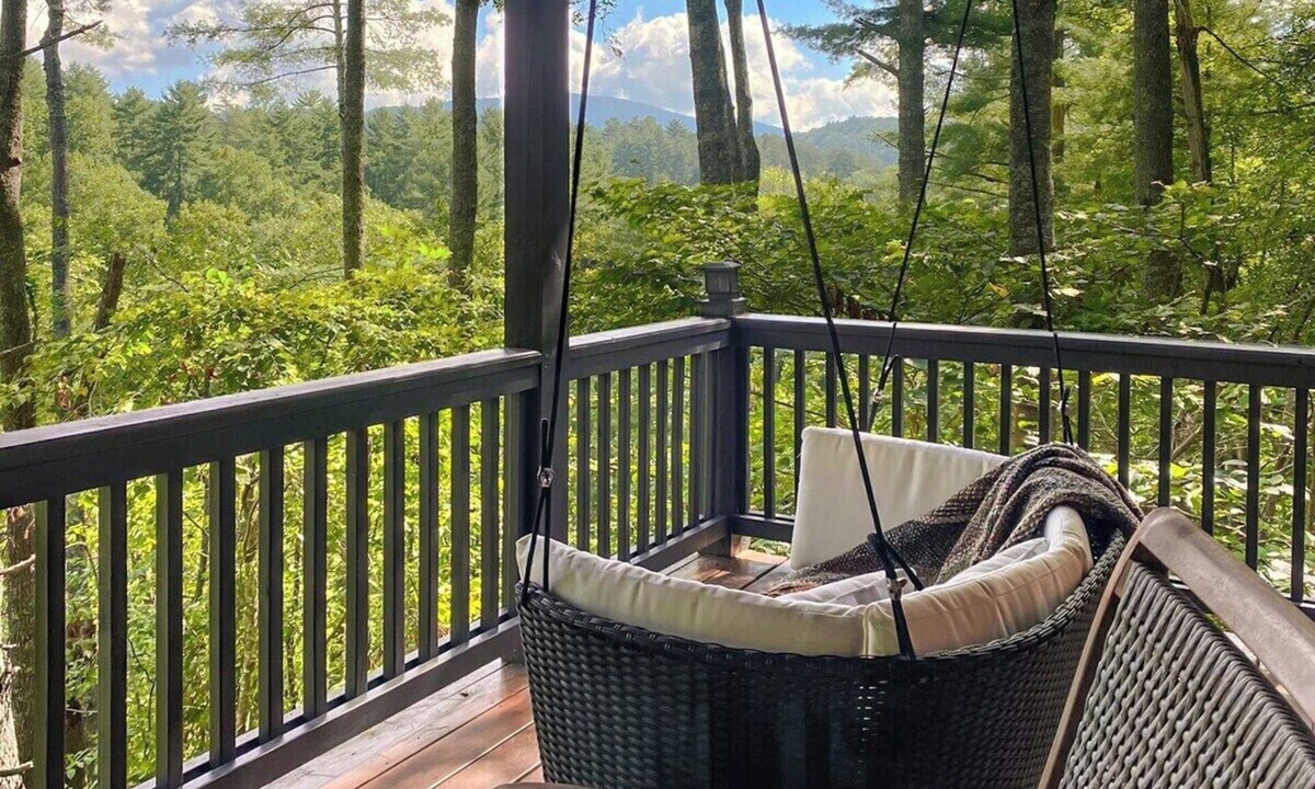Hidden Lake Cabin | Leaf & Log Serene Cabin w/Lounge Deck & Firepit