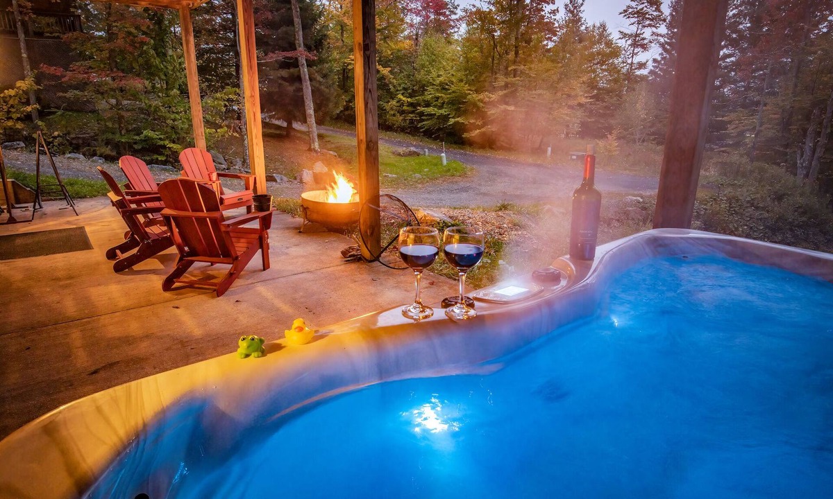 Davis Cabin | Leaf Peeper’s - HUGE deck, pizza oven, Pac-Man!