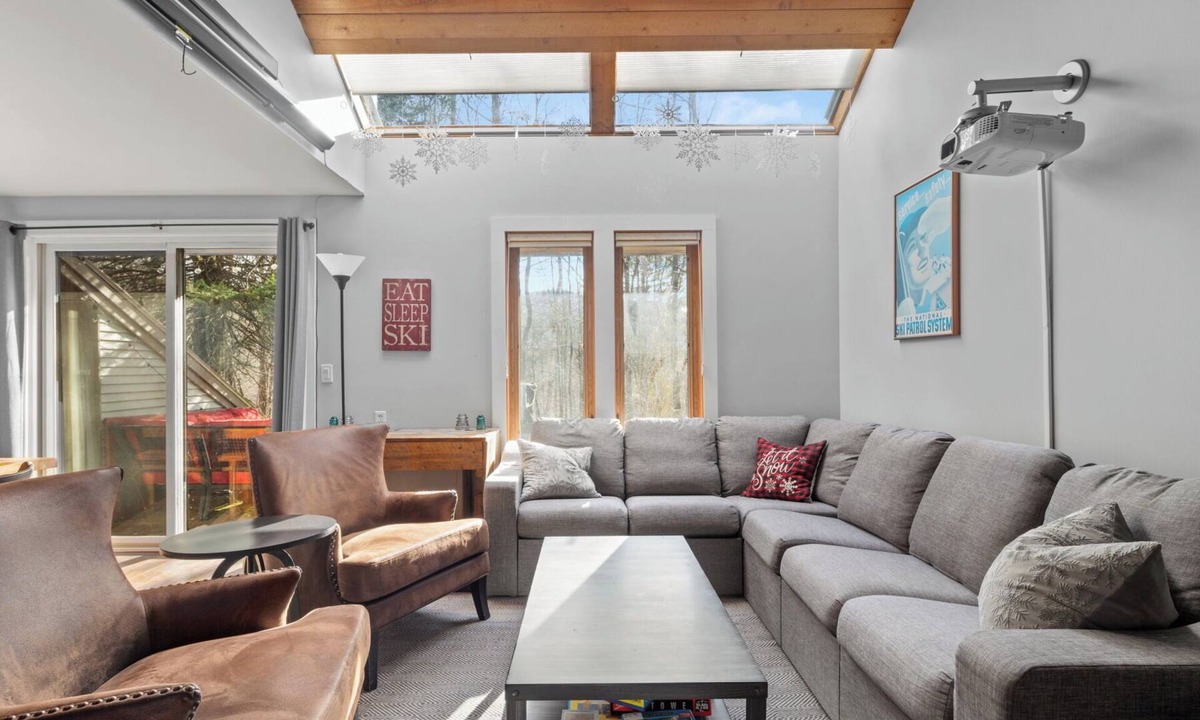 Warren Condo | Leaf Peeping Paradise! Cozy Mtn Condo with Grill, Pickleball, Relaxation