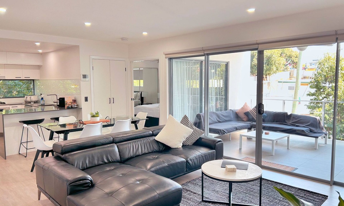 Morningside Apartment | Leafy & Spacious Apt w/Balcony, Parking & 65" TV