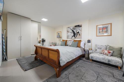 East Acton Apartment | Leamington Park Studio with Parking