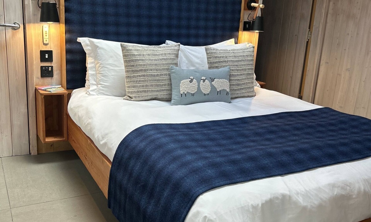 Breakish Cabin | Learach - Gorgeous space with floating bed