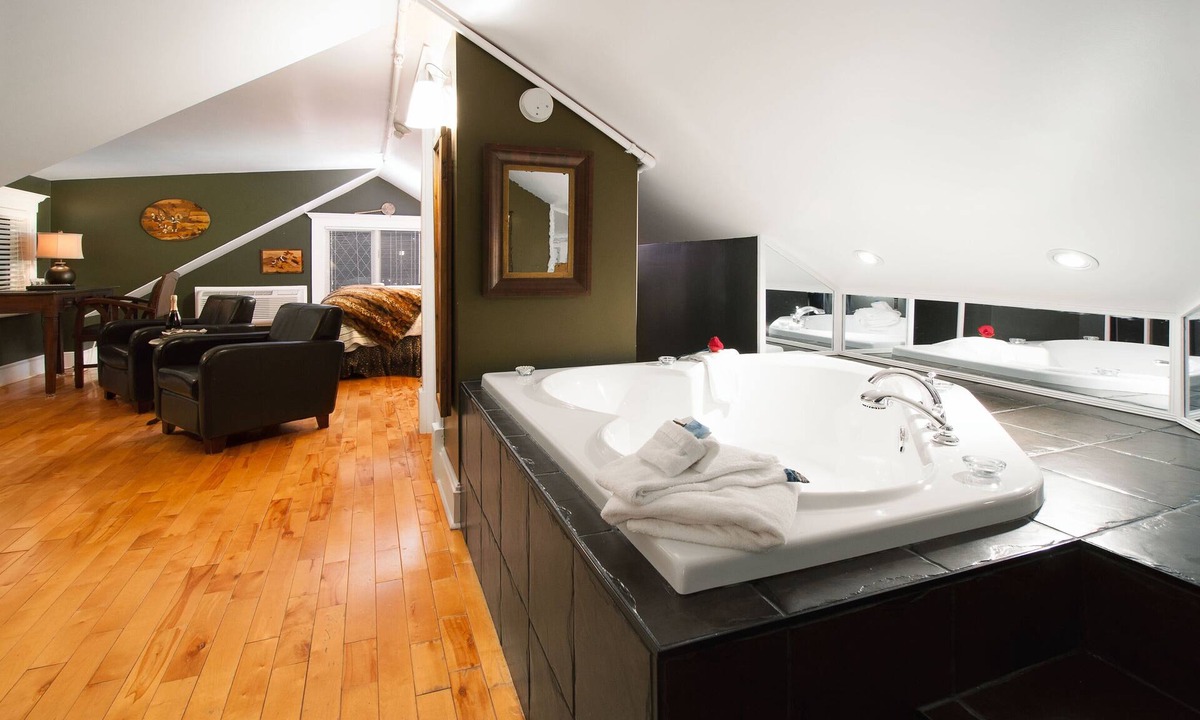 Waterford Valley Bed & Breakfast | Leaside Manor by The Leaside Group