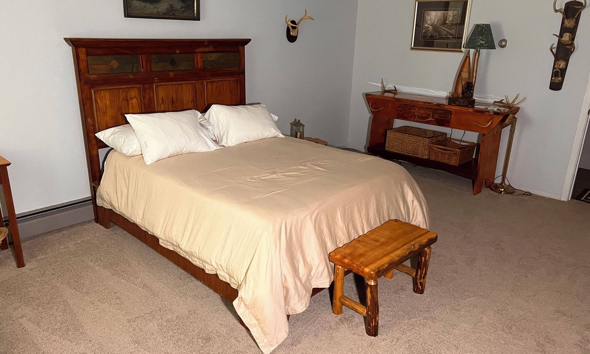 Wilmington Hotel | Ledgerock at Whiteface - Queen Room