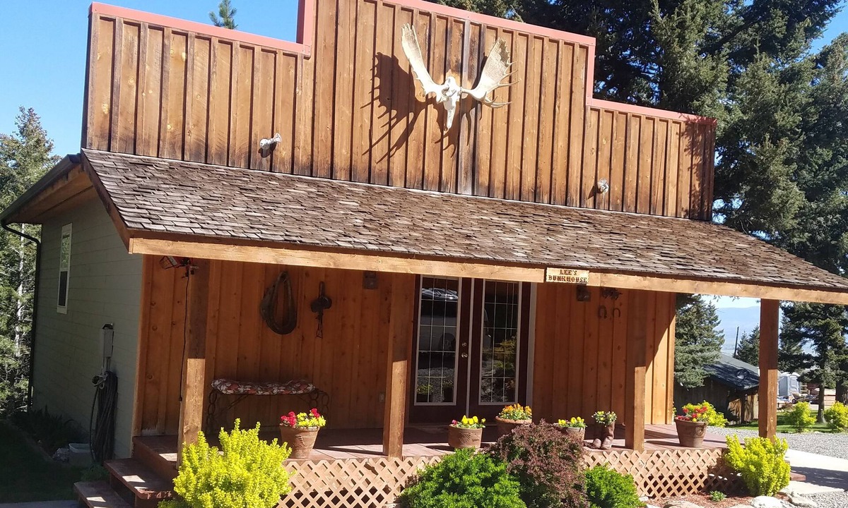 Montana City Cabin | Lee's apartment building on saddle mountain