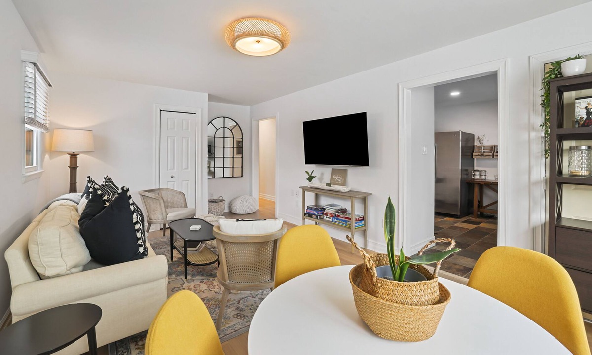 Leesburg House | Leesburg Hideaway- King Bed + Private Backyard