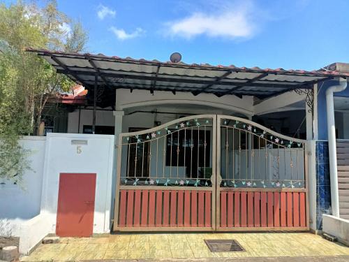 Seri Kembangan House | Leeza Homestay