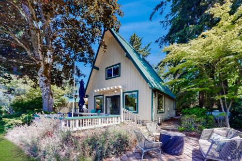 East Olympia House | Leisure Lakehouse