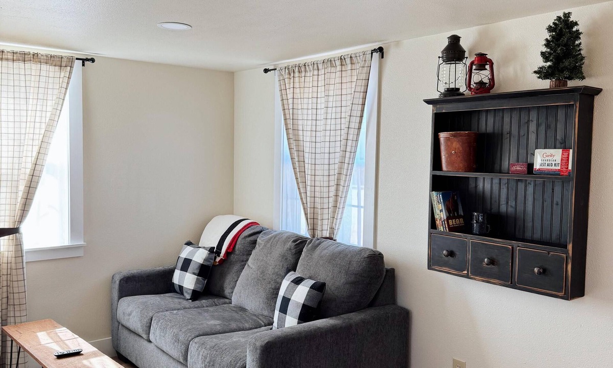 Dublin Cottage | Lela - Fully Furnished 6 Person Cottage for short or mid-term stays