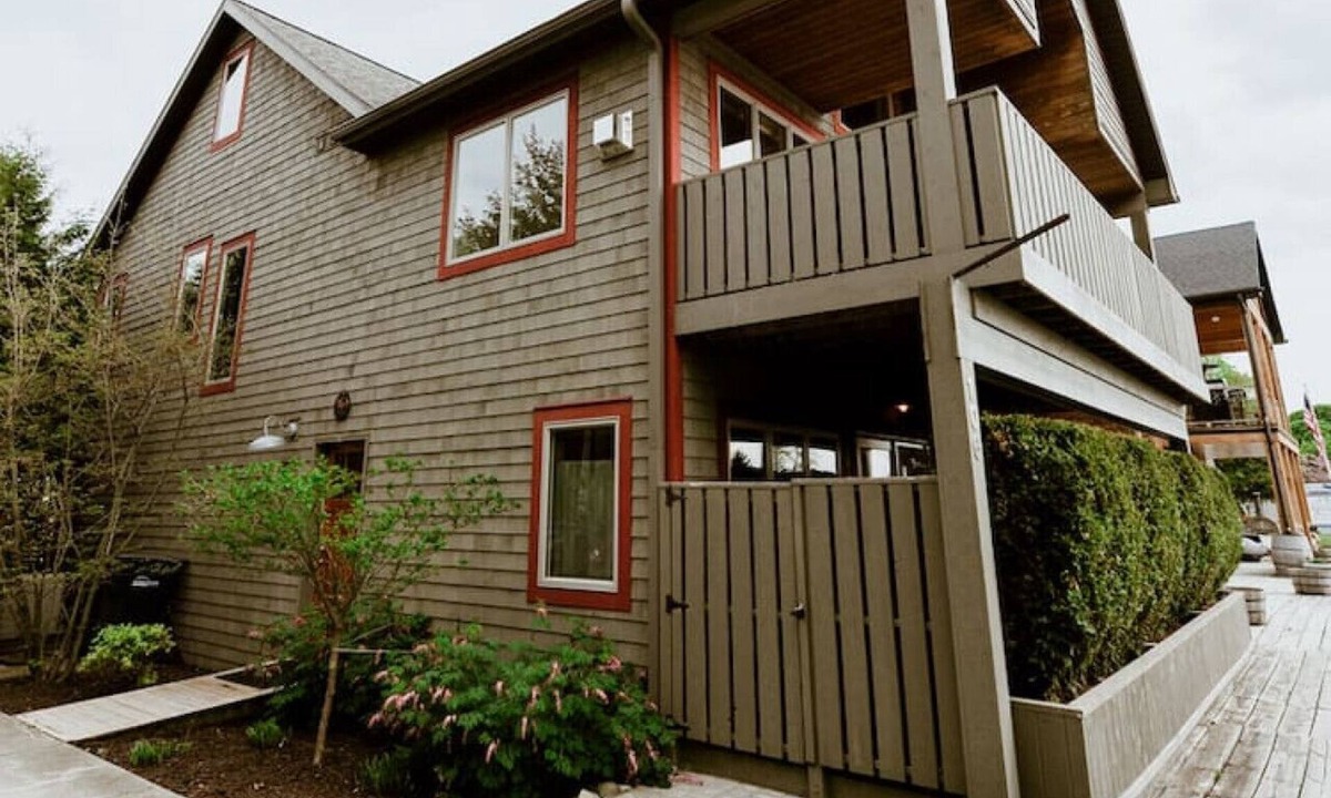 Leland House | Leland`s Harbor View
