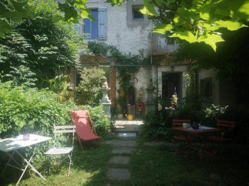 Saint-Pons-de-Thomieres House | Lelieu Source, une chambre au jardin