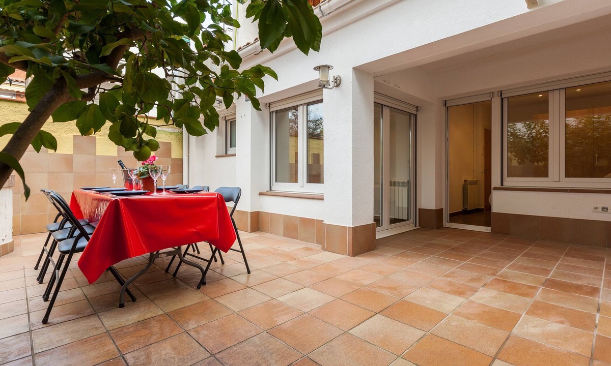 Canet de Mar Apartment | ‘Lemon Tree’ Apartment with Private Terrace, Wi-Fi and Air Conditioning