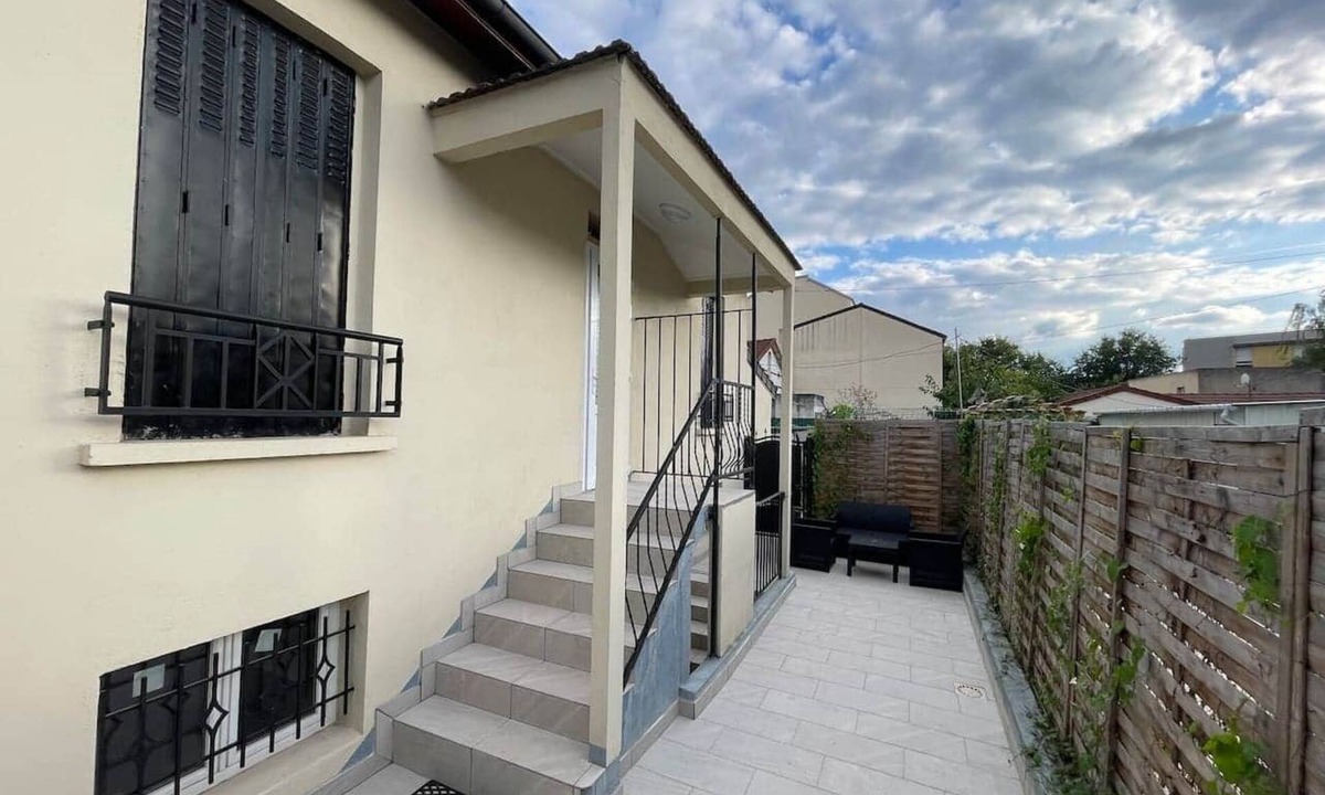 Pierrefitte-sur-Seine House | Lena's townhouse