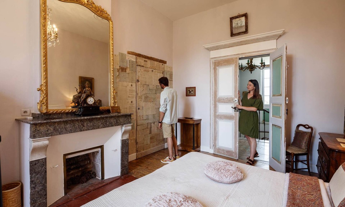Marssac-sur-Tarn Apartment | Les écritures" guest room