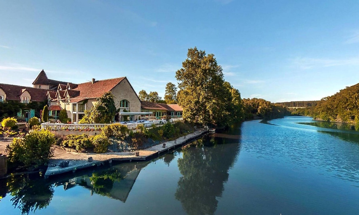 Neufchatel-en-Saosnois Hotel | Les Étangs de Guibert