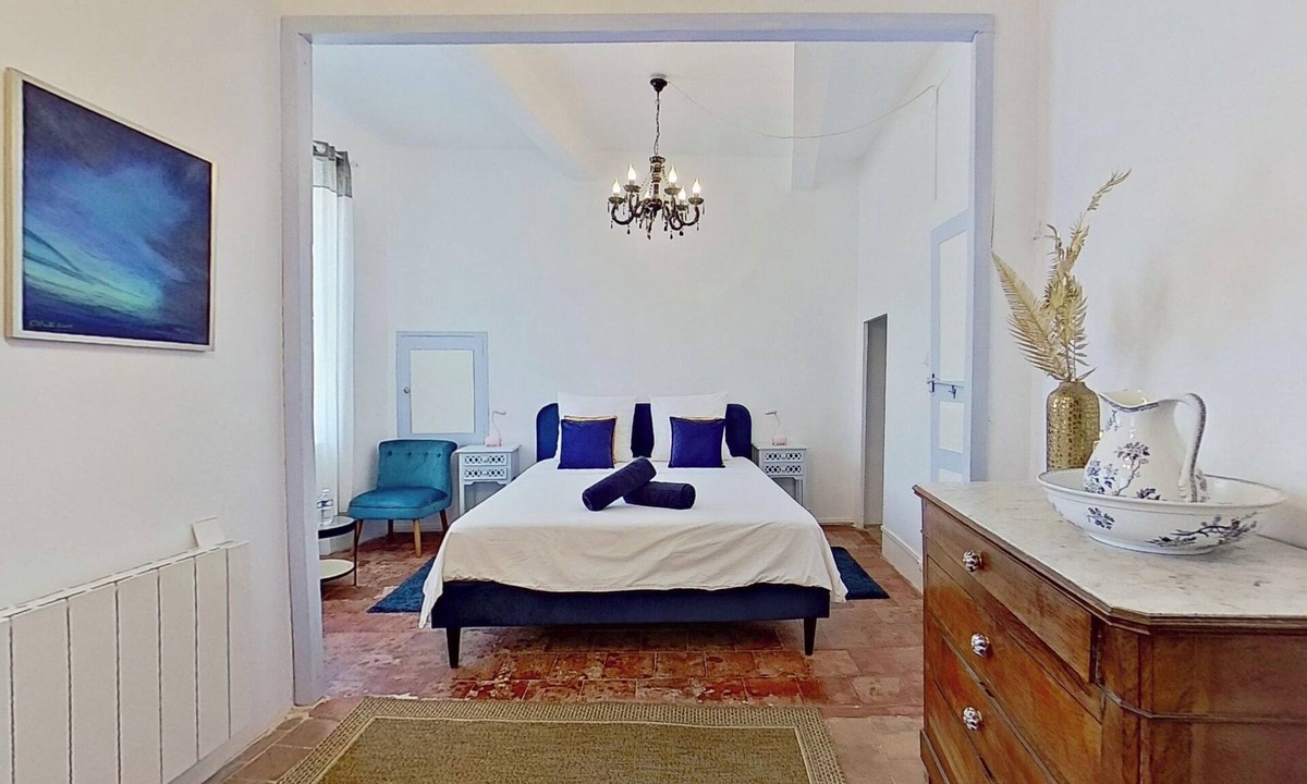 Luc-sur-Orbieu House | LES 2 DRÔLES D'OISEAUX Whole house, 5 bedrooms and 4 bathrooms