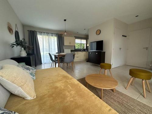 Couilly-Pont-aux-Dames Apartment | Les Alois 10 min to Disneyland