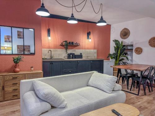 Secteur 2 Apartment | Les antiquaires