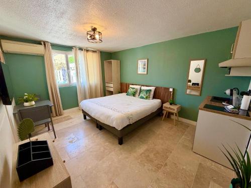 Saint-Laurent-d'Aigouze Apartment | Les Appartements du Mas - Studio Amazonite