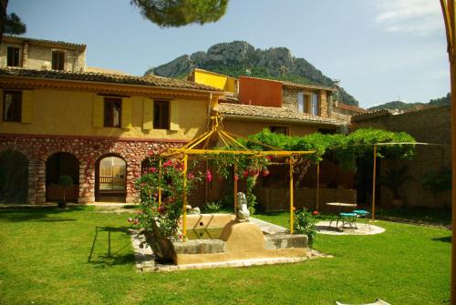 Buis-les-Baronnies Hotel | Les Arcades Le Lion D'or