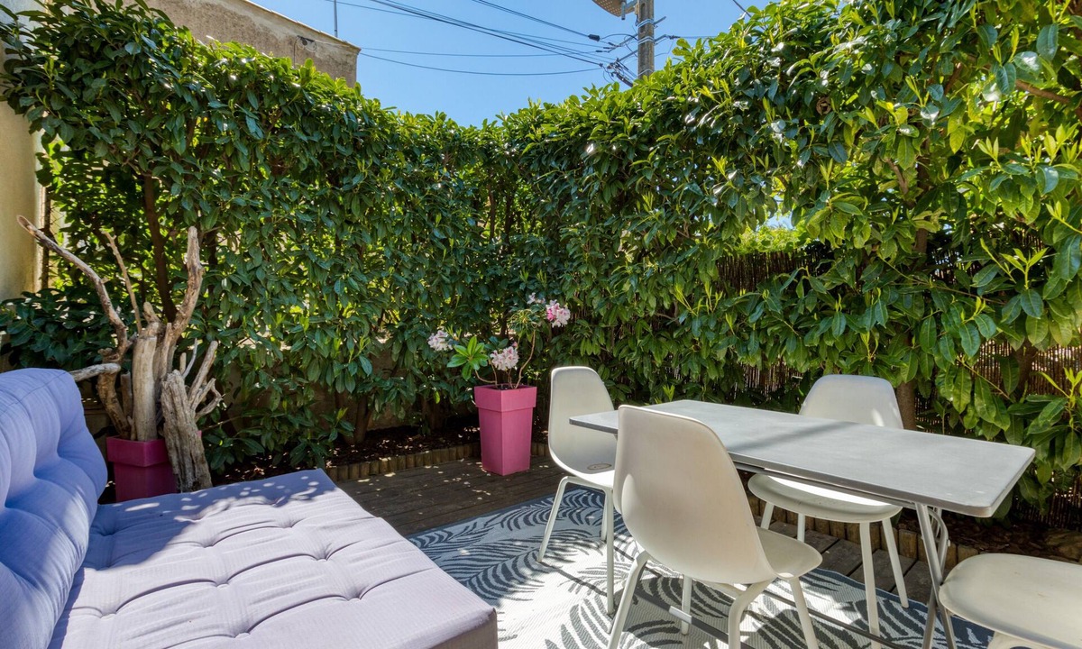 Poussan Apartment | 'Les bois flottés' with Private Terrace, Wi-Fi and Air Conditioning