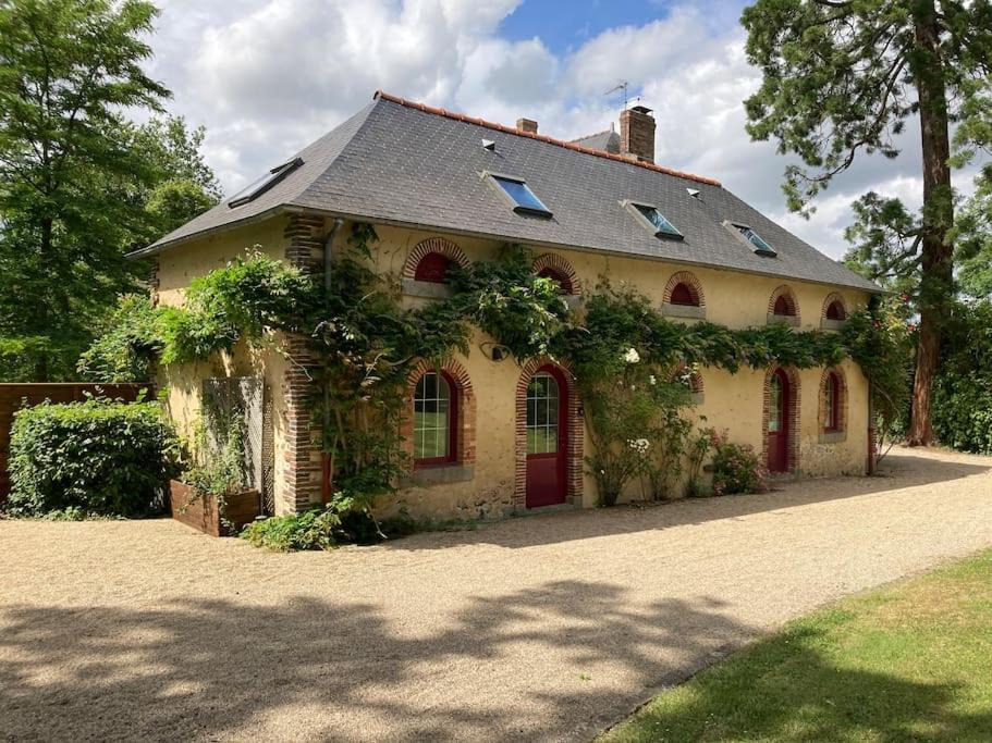 Saint-Ouen-des-Toits House | Les Bosquets