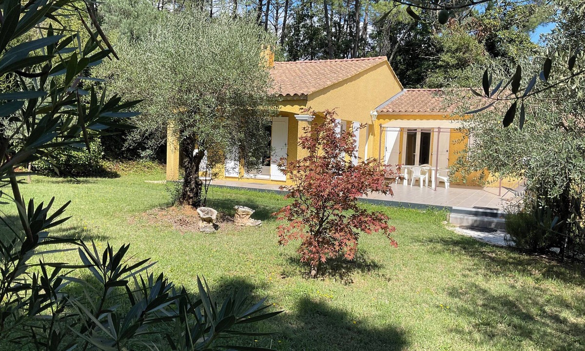 Salavas Cottage | Les Brugiéres 3*, in a peaceful setting on the edge of the woods.
