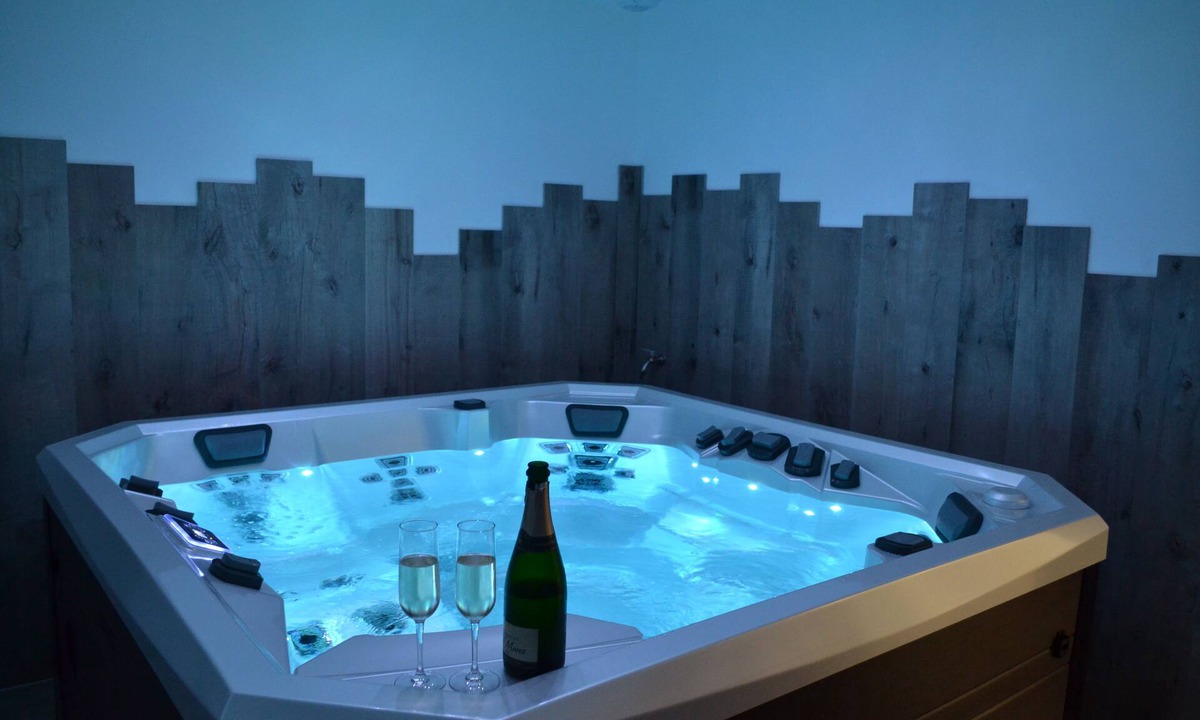 Baguer-Pican House | LES BULLES D'EMERAUDE cottage with private indoor jacuzzi