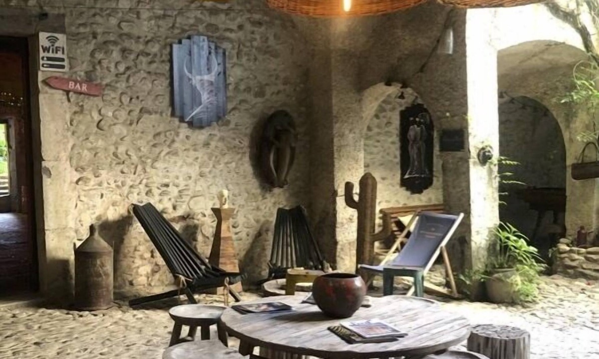 Massillargues-Attuech House | Les Cailloux Dorés