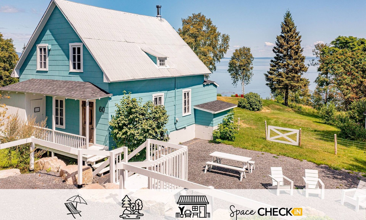 Saint Irenee Ski Chalet | Les Capelans | indoor & outdoor Fireplaces | BBQ | River View | Foosball & Darts