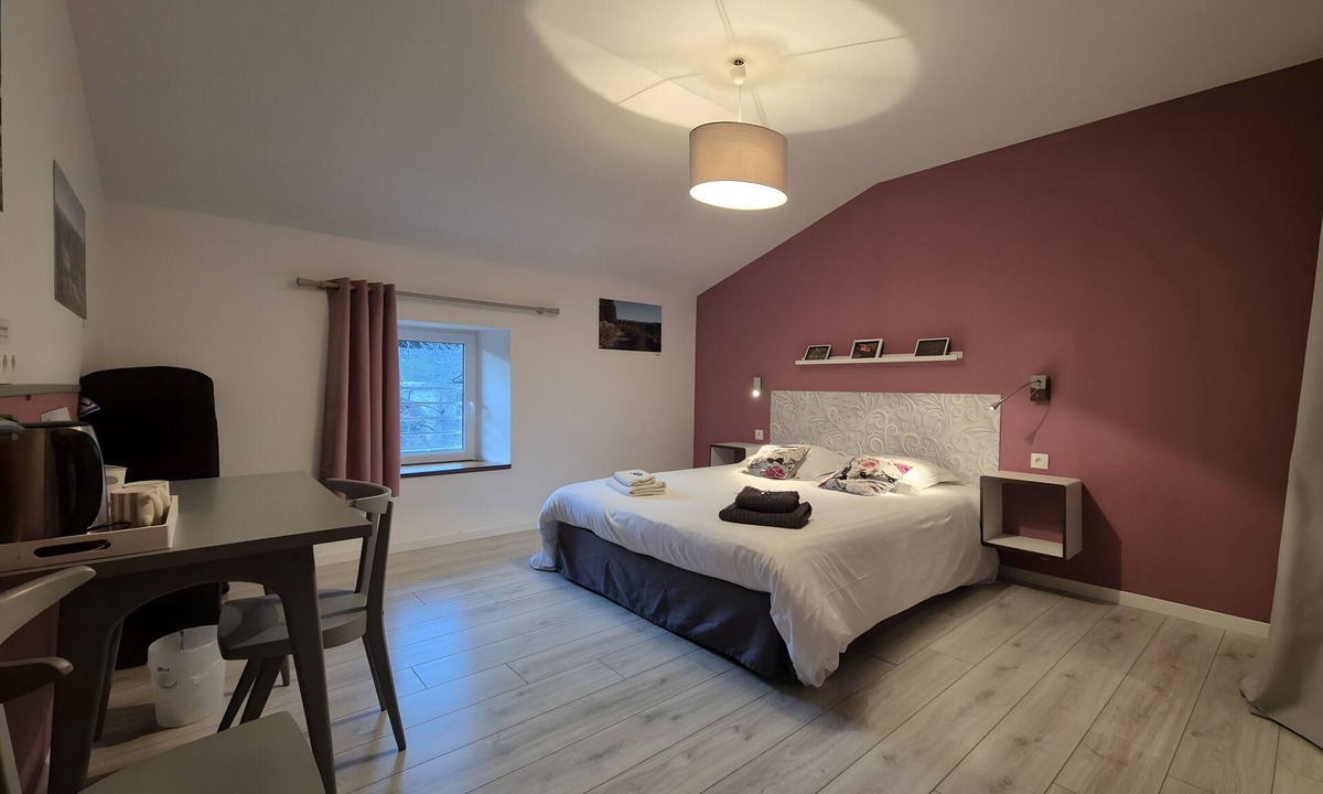 Riols Bed & Breakfast | Les Capitelles Guest Room – Family Suite with Mountain View, Terrace, and Wi-Fi