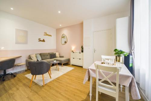 Ballan-Mire Apartment | Les Carnaux- Parking - Terrasse
