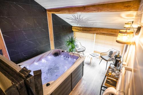 Saint-Cyr House | Les Charmes du Lac Gite Romantique avec jacuzzi privatif