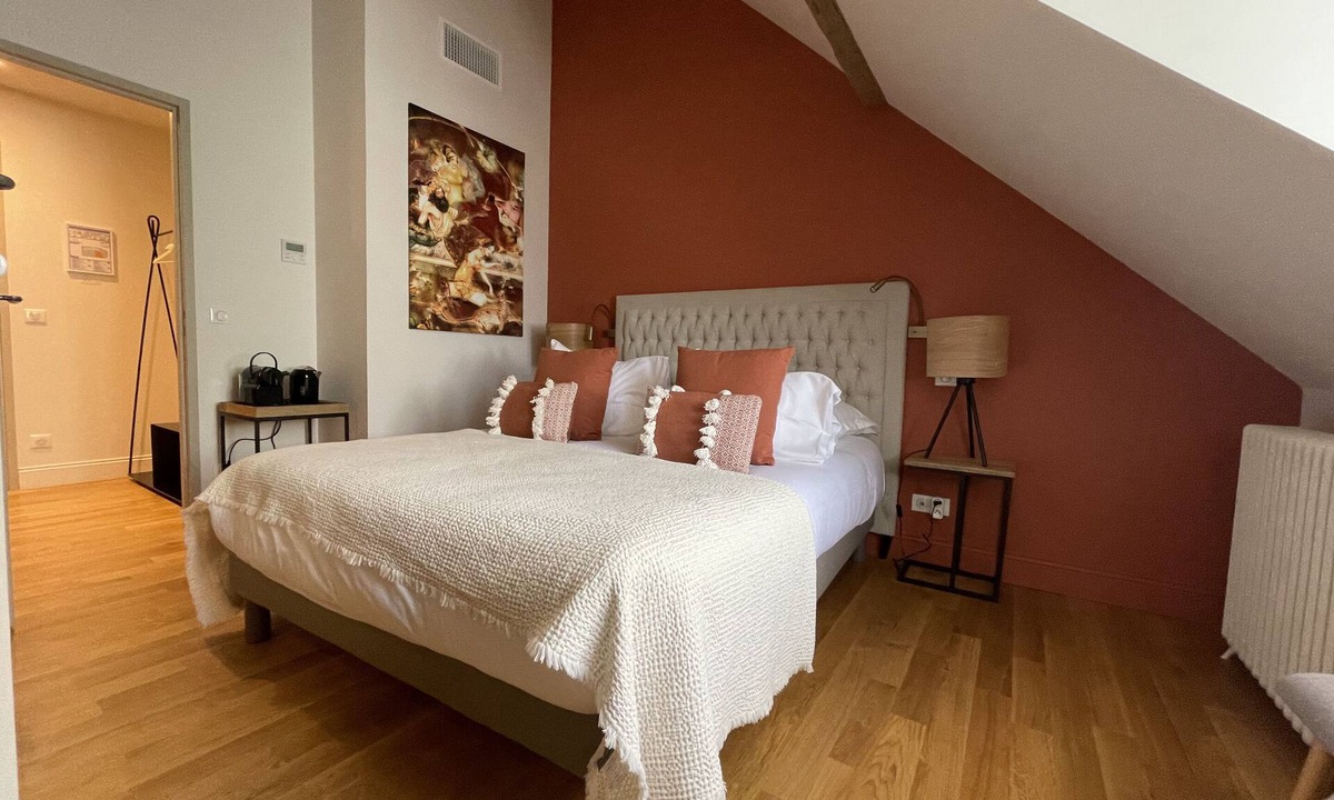 Savigny-les-Beaune Bed & Breakfast | Les Chatelôts-Double room-Ensuite with Shower-Vineyard view