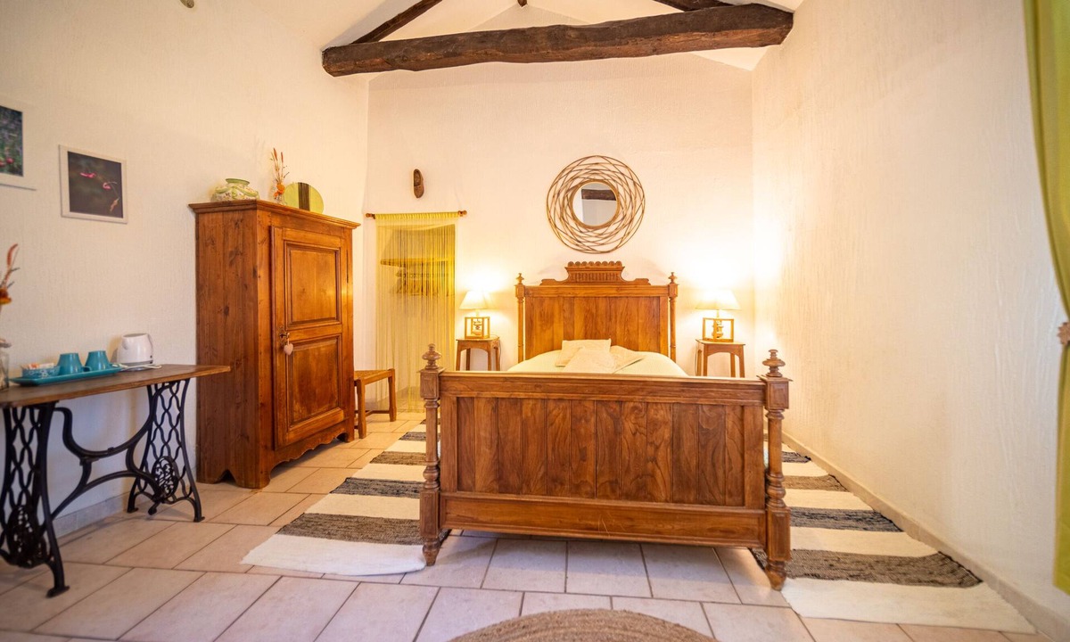 Saint-Julien-d'Arpaon Bed & Breakfast | Les Copains à Bord - The Mimente Room