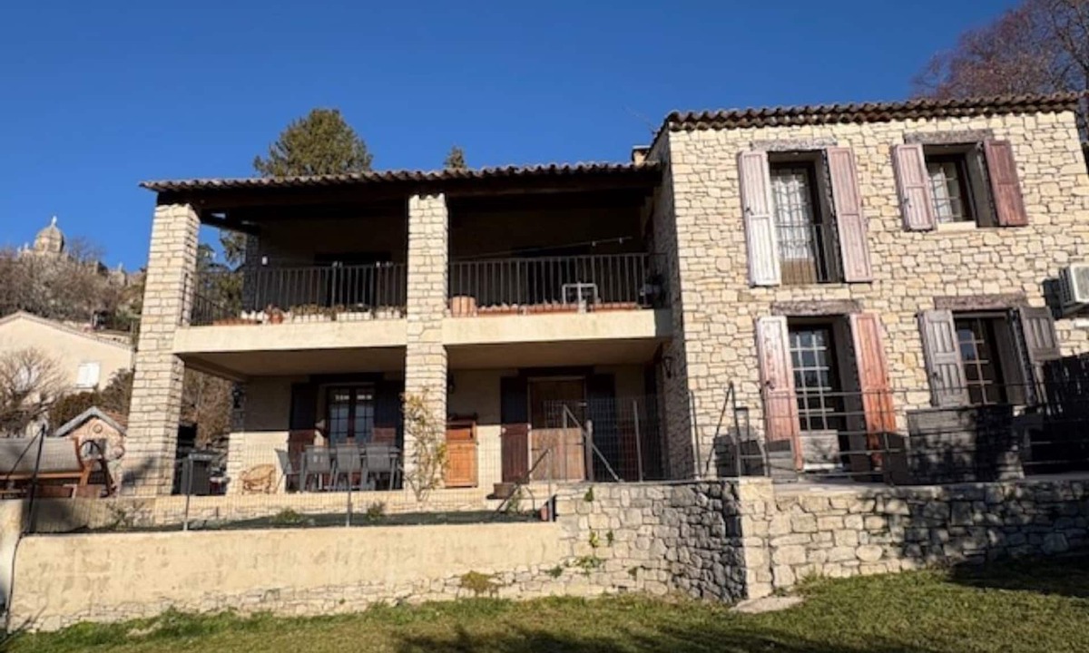 Forcalquier Apartment | LES DESSUS DU PARADIS Quiet, low-rise villa ideal for families and friends.