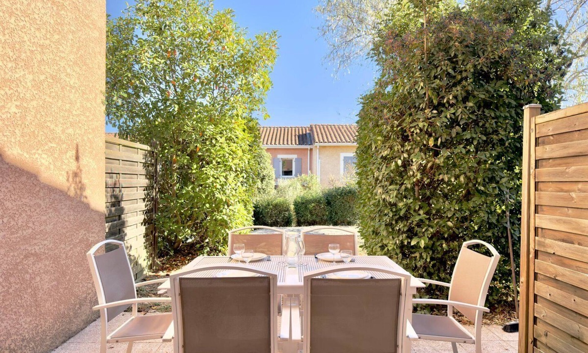 Calvisson Apartment | Les Deux Terrasses, 6 guests, Pool in Calvisson