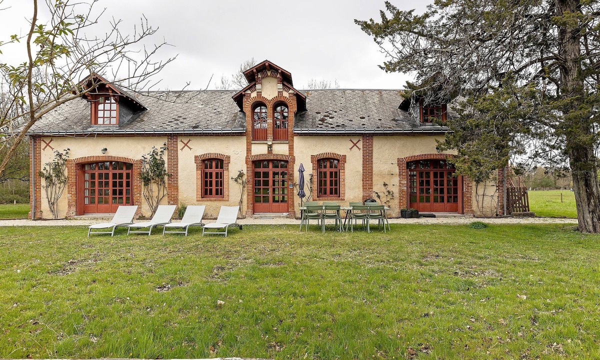 Ambillou Villa | Les Ecuries – Domaine de la Trigalière with Shared Pool