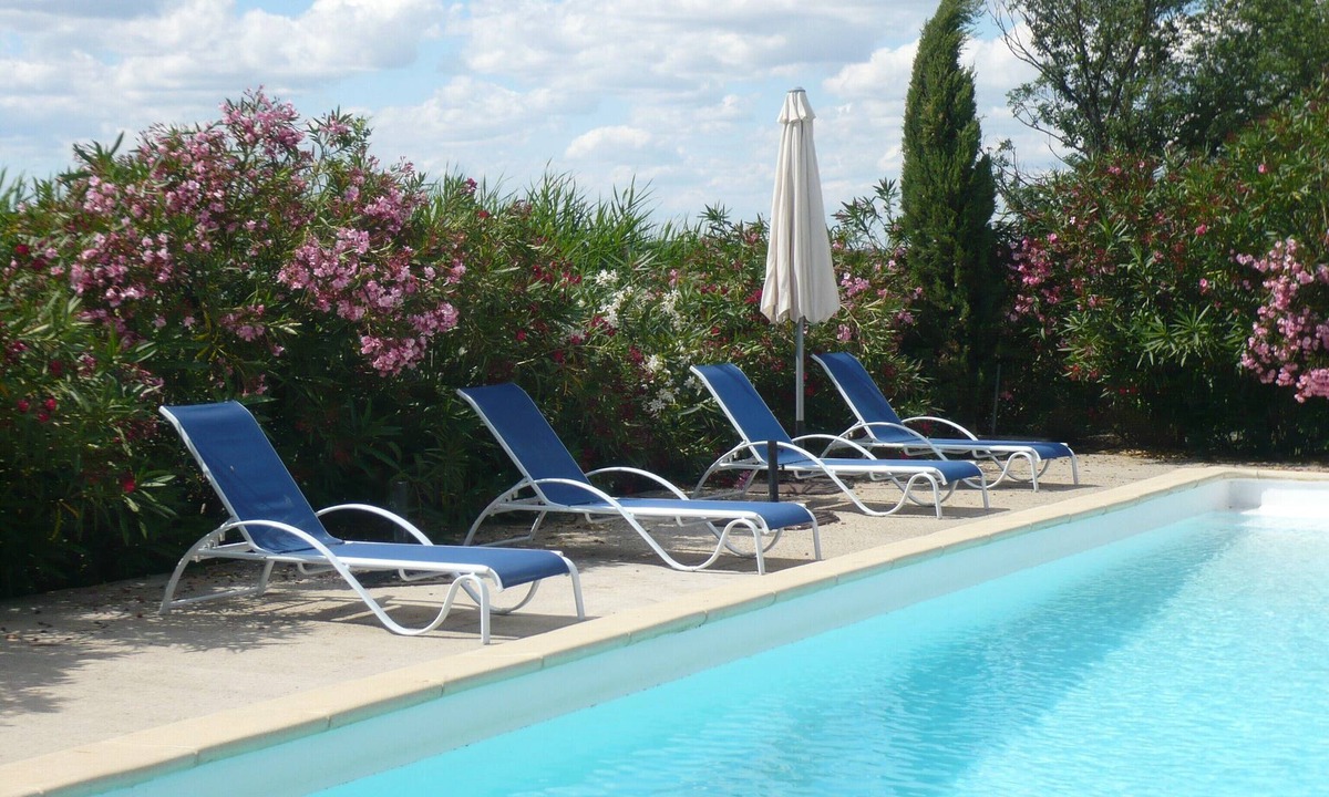 Saint-Gilles House | Les Flamants, 7/9 people, charming, garden and terrace and shared pool