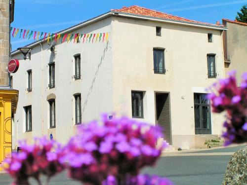 Les Epesses Apartment | Les Glaneuses - 2 logements en centre bourg de 4 à 10 personnes à 3 min du Puy duFou