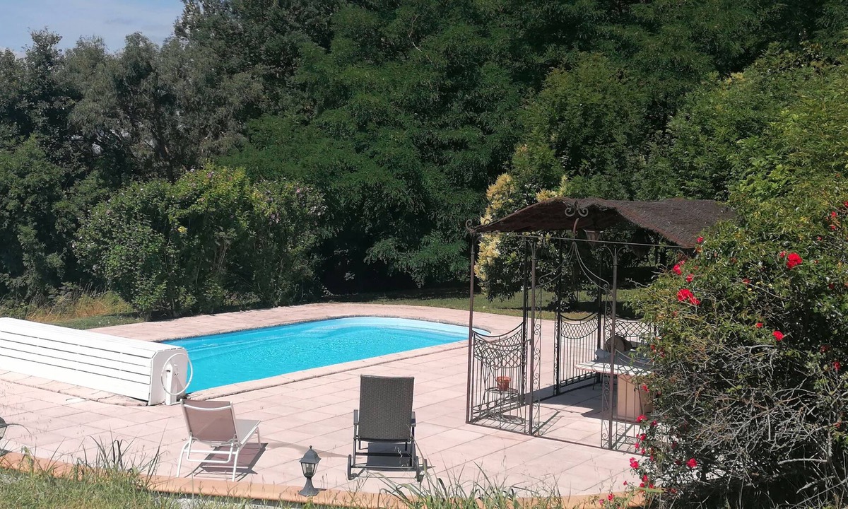 Castelsarrasin Bed & Breakfast | Les Hirondelles - Ferme Fortifiée Avec Piscine!