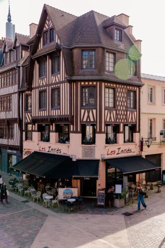 Quartier Vieux Marche-Cathedrale Hotel | Les Initiés