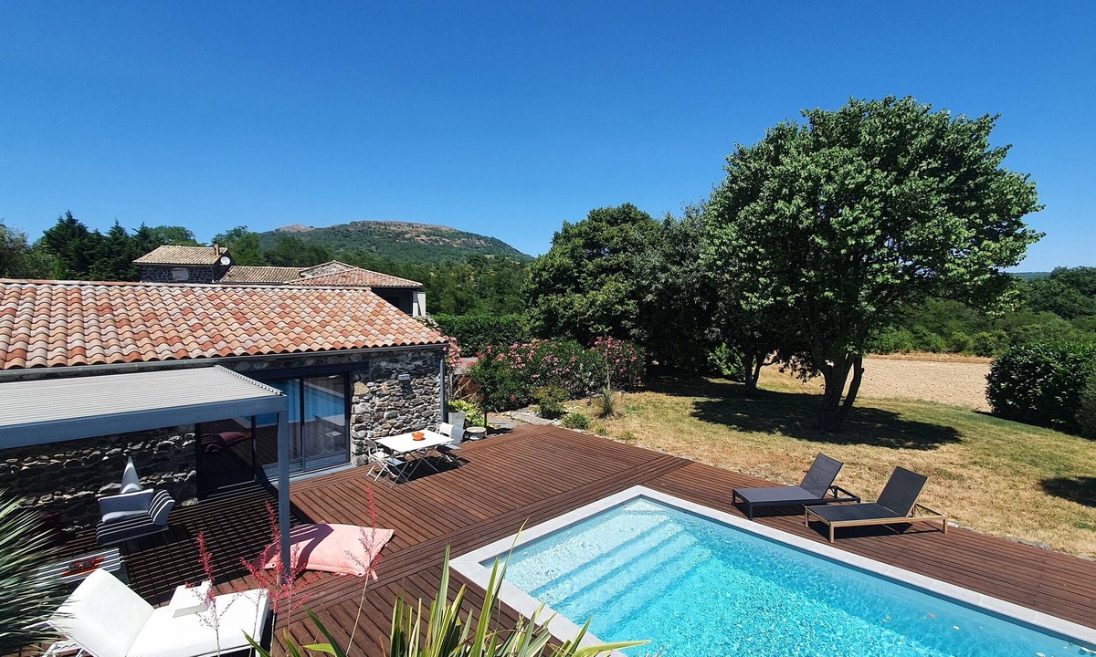 Saint-Vincent-de-Barres Apartment | Les Lauriers Roses: Heated pool, unspoilt nature