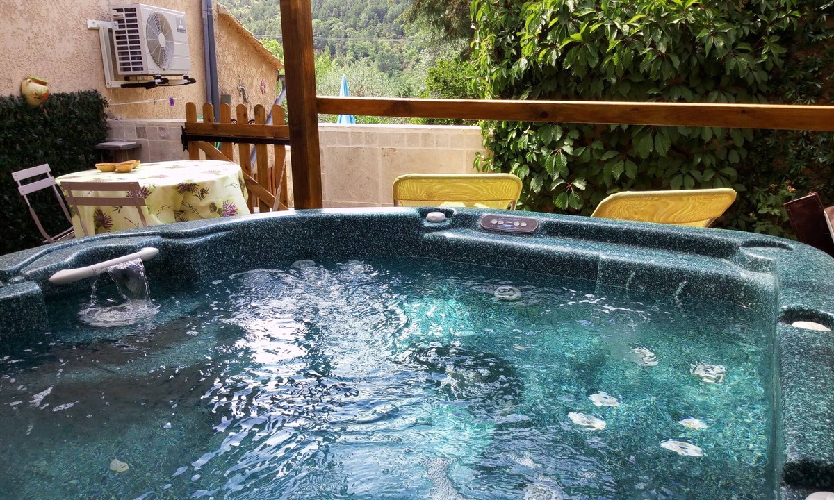 Salavas Cottage | Les Lauriers Roses 3*, cozy, greenery, jacuzzi, air conditioning, linens, near river.