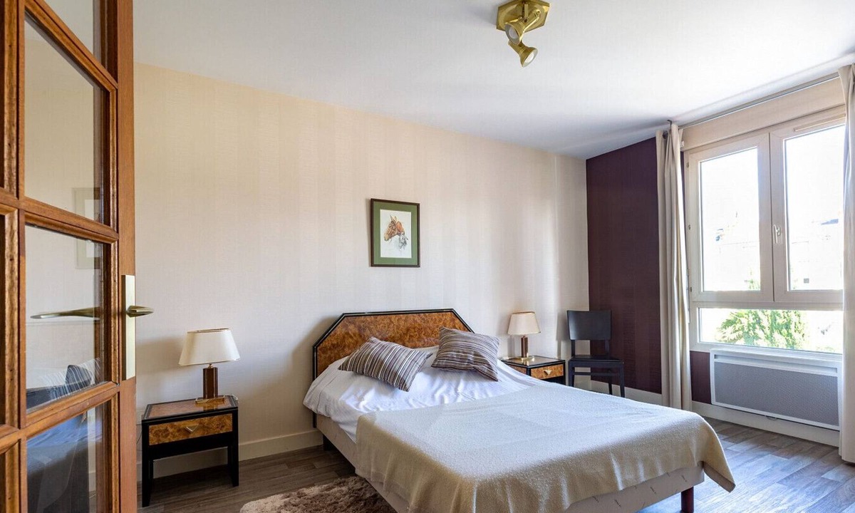 Saumur House | LES LILAS Very nice room in serviced residence with Restaurant