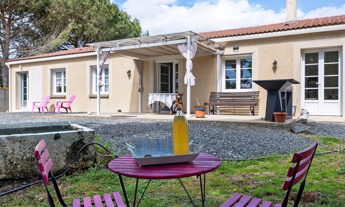Lucon Bed & Breakfast | Les Loges Guest Room with Shared Terrace, Communal Garden and Wi-Fi