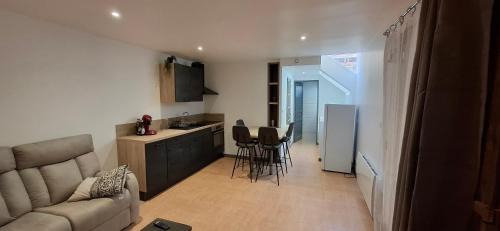 Villeneuve-sur-Yonne Apartment | Les Merciers