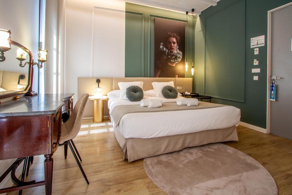 Barri Vell - Santa Creu Hotel | Les Monges Palace Boutique